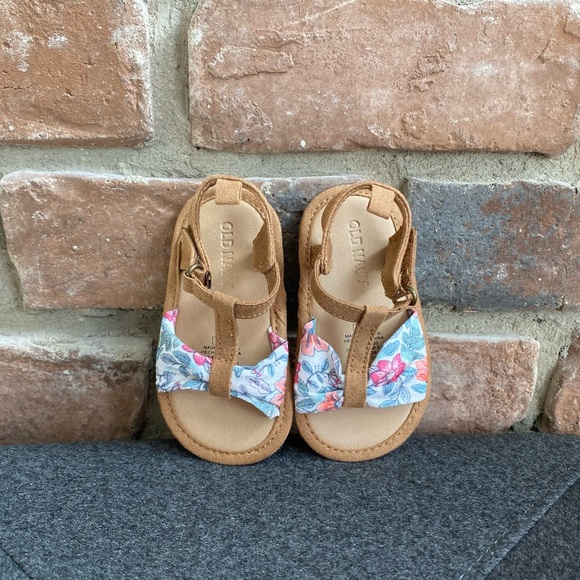12-18M Like New! Old Navy Sandals - Floral with Brown Straps - Picture 3 of 7